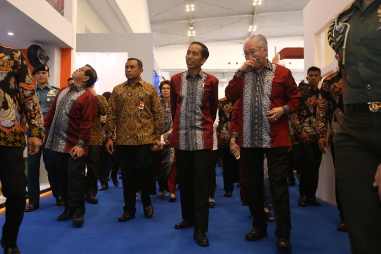 Presiden Joko Widodo (kedua dari kanan) dan Menteri Perdagangan (Mendag) Enggartiasto Lukita (pertama dari kanan)  meninjau acara Trade Expo Indonesia (TEI) 2017 di Indonesia Convention Exhibition (ICE), Serpong, Tangerang, Banten,  Rabu  (11/10/1017). TEI merupakan pameran dagang terbesar di Indonesia yang akan berlangsung selama lima hari hingga 15 Oktober mendatang.