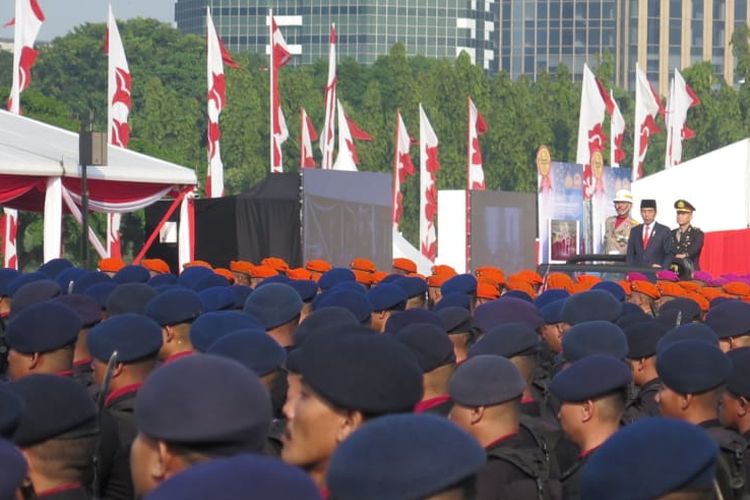 Presiden Joko Widodo menjadi inspektur upacara (irup) peringatan HUT ke-73 Bhayangkara di halaman Monumen Nasional (Monas), Jakarta Pusat, Rabu (10/7/2019).