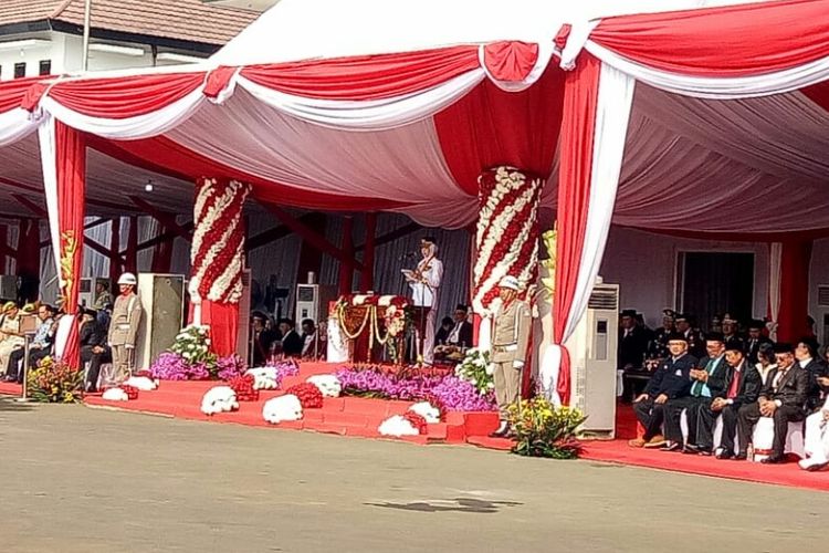 Walikota Tangerang Selatan, Airin Rachmi Diany menjadi inspektur upacara HUT ke -74 Kemerdekaan RI di Lapangan Cilenggang, Serpong, Tangsel, Sabtu(17/8/2019)