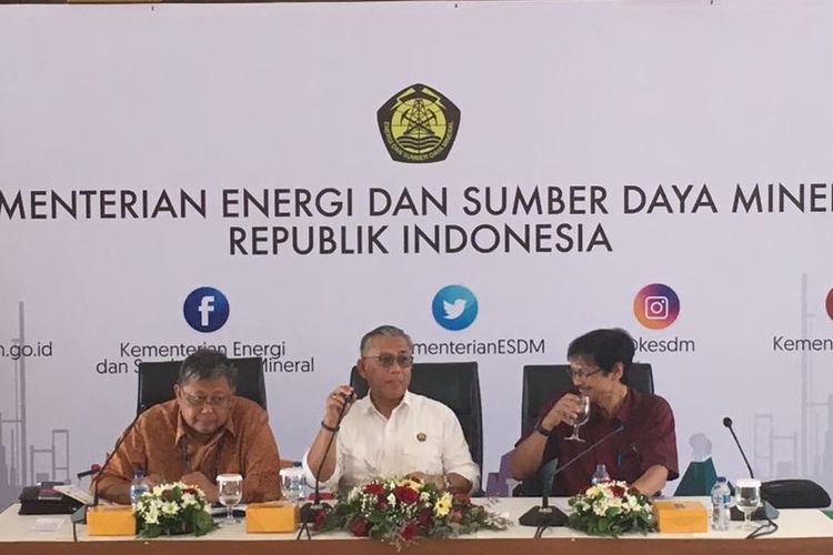 (ki-ka) Direktur Bisnis Regional PLN Jawa Bagian Timur, Bali, dan Nusa Tenggara Djoko R Abumanan; Dirjen Ketenagalistrikan Andy Noorsaman Sommeng; dan Dirjen EBTKE Rida Mulyana di Kementerian ESDM, Rabu (10/1/2018). 