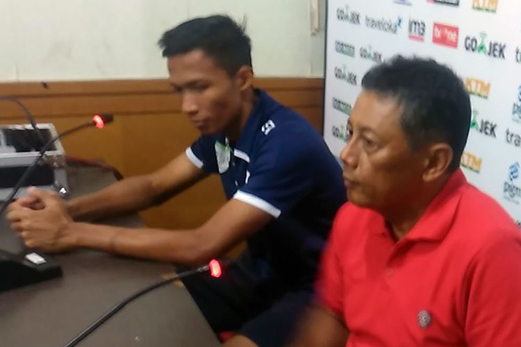 Pelatih Persela Lamongan Heri Kiswanto (kanan) dan Eki Taufik, selepas pertandingan lawan Bhayangkara FC, Senin (17/7/2017).