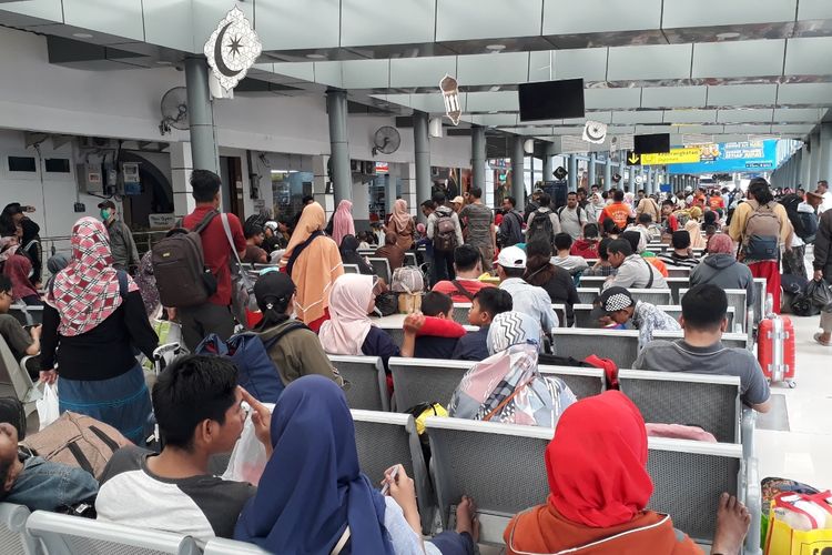 Suasana di Stasiun Pasar Senen, Jakarta Pusat, Minggu (9/6/2019).
