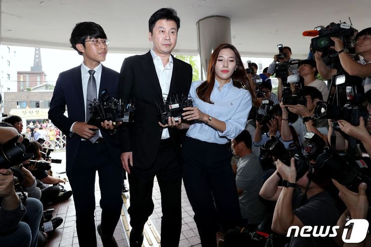 Pendiri YG Entertainment Yang Hyun Suk selesai menjalani pemeriksaan di kantor Kepolisian Metropolitan Seoul, Korea Selatan, Jumat (30/8/2019) pagi.
