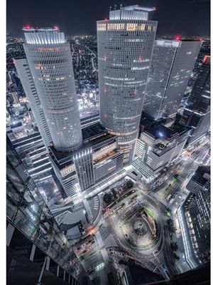 Di Midland Square Sky Promenade, pengunjung dapat melihat lampu mobil yang meluncur di bawah gedung dan lampu- lampu di dalam gedung pencakar langit yang tinggi