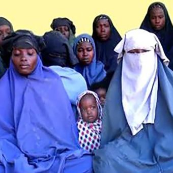 Gambar dari video yang dirilis oleh Boko Haram menunjukkan sejumlah gadis Chibok yang menjadi korban penculikan kelompok tersebut. (The New York Times)