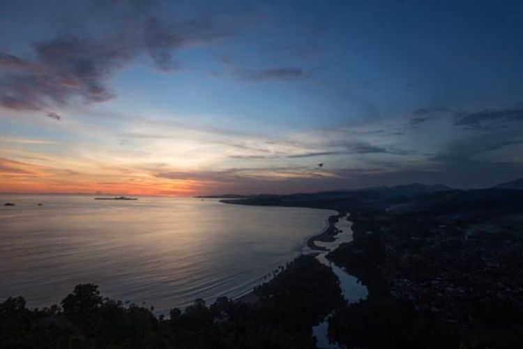 Matahari terbenam terlihat dari Puncak Bukit Langkisau, Kabupaten Pesisir Selatan, Sumatera Barat, Jumat (15/5/2015). Dari bukit ini wisatawan bisa menyaksikan Samudera Hindia, Pantai Salido, dan Teluk Painan.