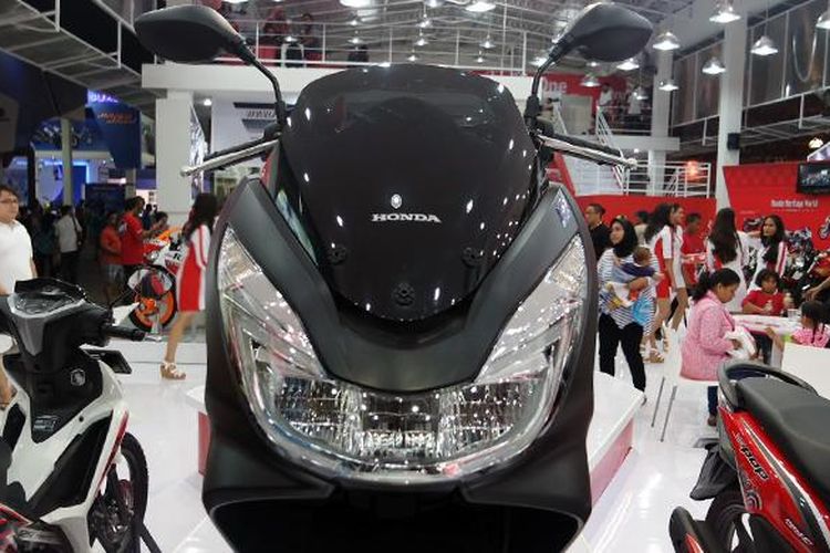 Warna hitam doff membuat Honda PCX tampil misterius.