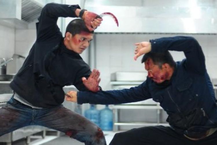 Iko Uwais dan Cecep Arif Rahman (kanan) dalam The Raid 2: Berandal (2014).