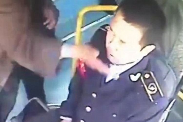 Dalam foto yang diambil dari rekaman CCTV itu terlihat seorang pria berjaket coklat menampar pengemudi bus yang memintanya membayar ongkos.