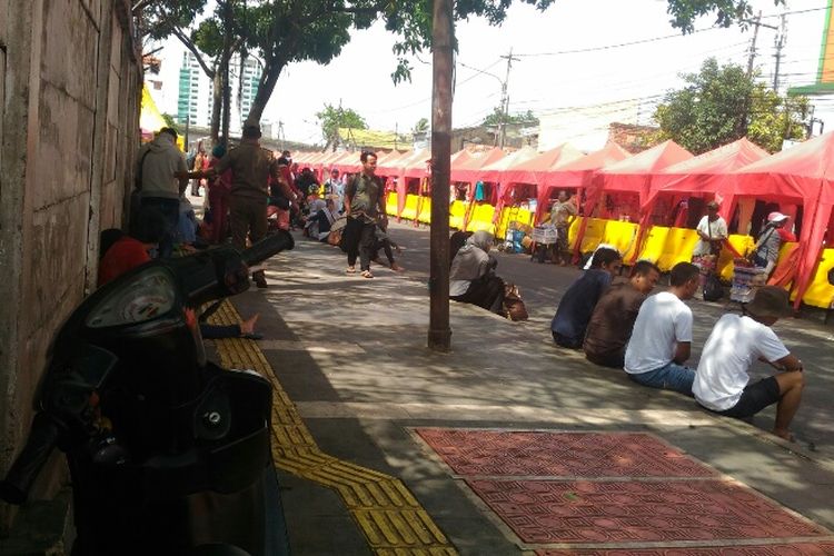 Trotoar di Jalan Jatibaru Raya Tanah Abang yang kini mulai relatif sepi dari para PKL, Kamis (4/1/2018).