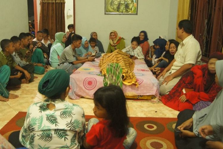 Suasana di rumah duka korban tewas dalam kecelakaan laut pengantar pengantin di Pulau Pangkep, Sulawesi Selatan. 