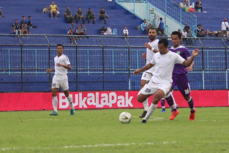Bek Persela Lamongan Arif Satria saat mengamankan bola dalam laga lawan Persita Tangerang Grup E Piala Presiden 2019 di Stadion Kanjuruhan, Kabupaten Malang, Senin (4/3/2019)
