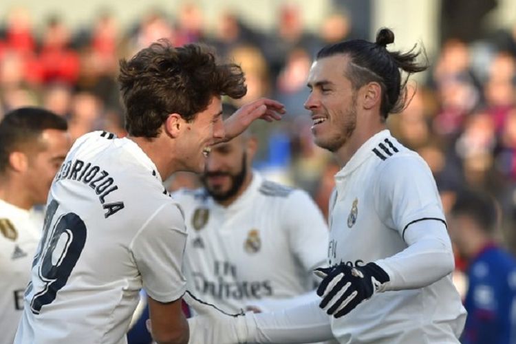 Alvaro Odriozola merayakan gol Gareth Bale pada laga Hueca vs Real Madrid dalam lanjutan La Liga Spanyol di Stadion El Alcoraz, 9 Desember 2018.