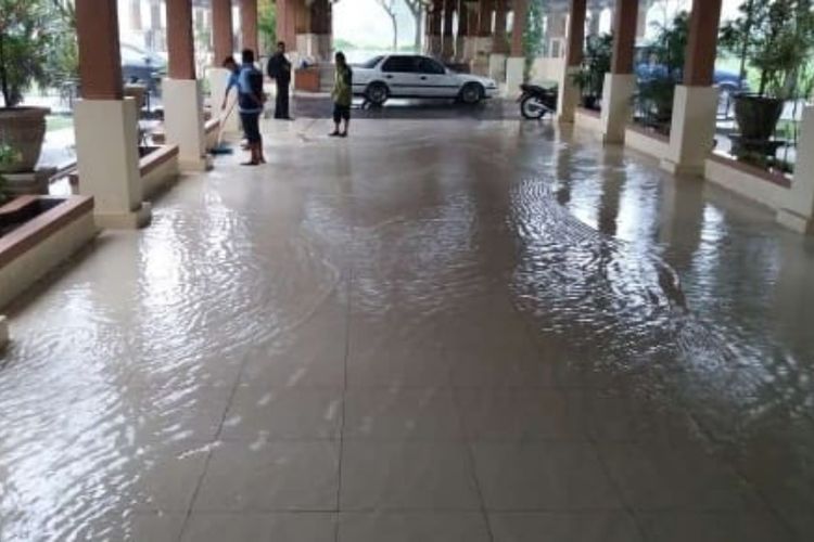 Banjir ketinggian 20-30 sentimeter menggenang kantor IPP Setda Sumedang, Senin (4/3/2019). AAM AMINULLAH/KOMPAS.com