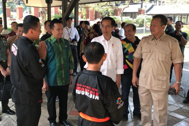 Presiden Joko Widodo saat meninjau atlet dan venue Pencak Silat di Padepokan Pencak Silat Taman Mini Indonesia Indah, Jakarta Timur, Senin (6/8/2018).