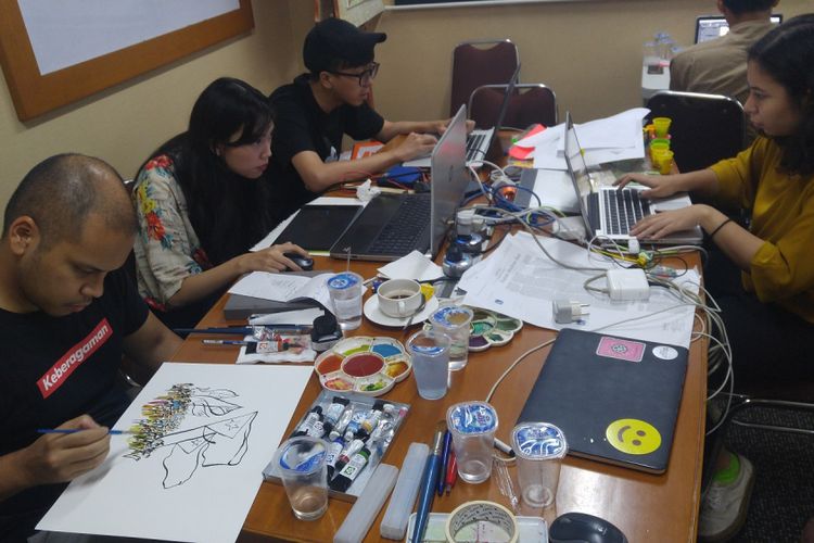 Anak-anak muda generasi milenial berkumpul di Reaksi Harian Kompas, Jumat (27/10/2017). Mereka berkolaborasi dengan Kompas untuk membuat karya desain berupa Kompas edisi Sumpah Pemuda, 28 Oktober 2017. 