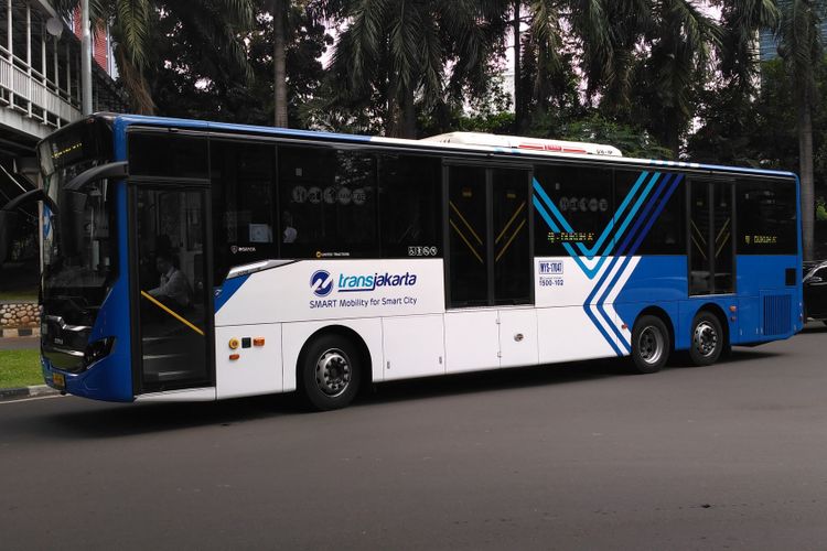 Bus Transjakarta yang beroperasi di Halte Dukuh Atas, Senin (3/7/2017)