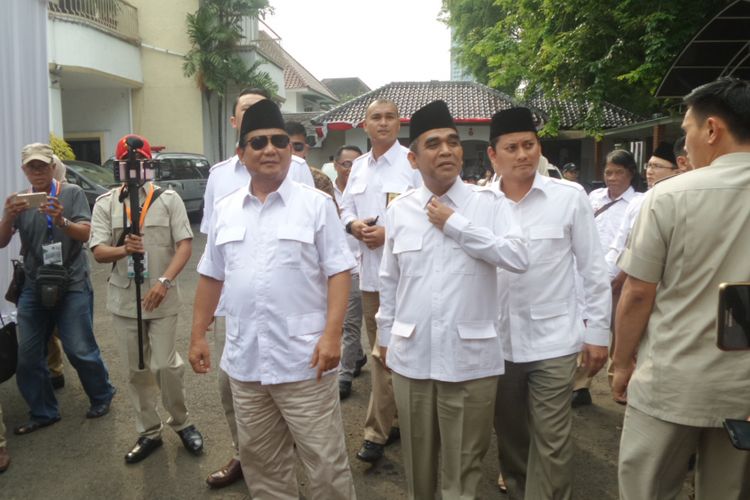 Ketua Umum DPP Partai Gerindra Prabowo Subianto bersama jajaran pengurus saat mendaftarkan Gerindra ke Komisi Pemilihan Umum (KPU) di Kantor KPU Pusat, Jakarta Pusat, Sabtu (14/10/2017).