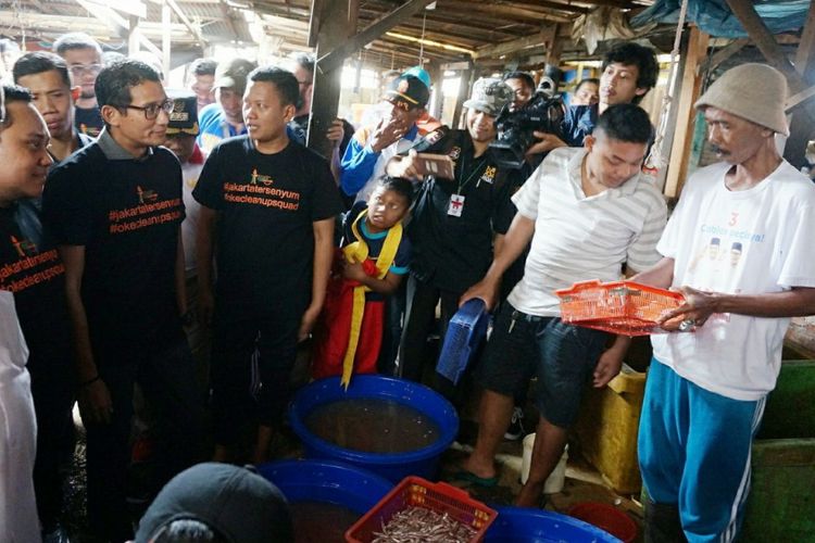 Wakil Gubernur DKI Jakarta Sandiaga Uno meninjau kondisi tempat pelelangan ikan di Kelurahan Kalibaru, Cilincing, Jakarta Utara, Sabtu (13/1/2018).