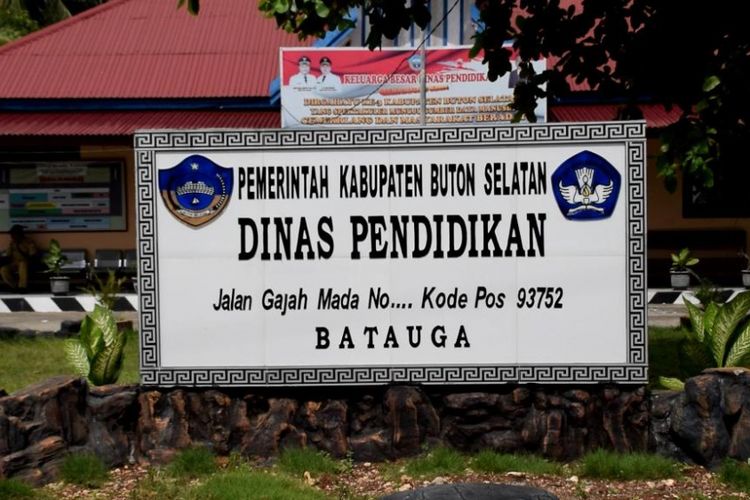 Dinas Pendidikan Kabupaten Buton Selatan, Sulawesi Tenggara memberhentikan pelaku pengedar narkoba, berinisial LB, dari jabatan sekolah. Langkah ini diambil setelah Dinas Pendidikan mengetahui LB ditahan polisi karena mengedarkan narkoba di Kota Baubau.