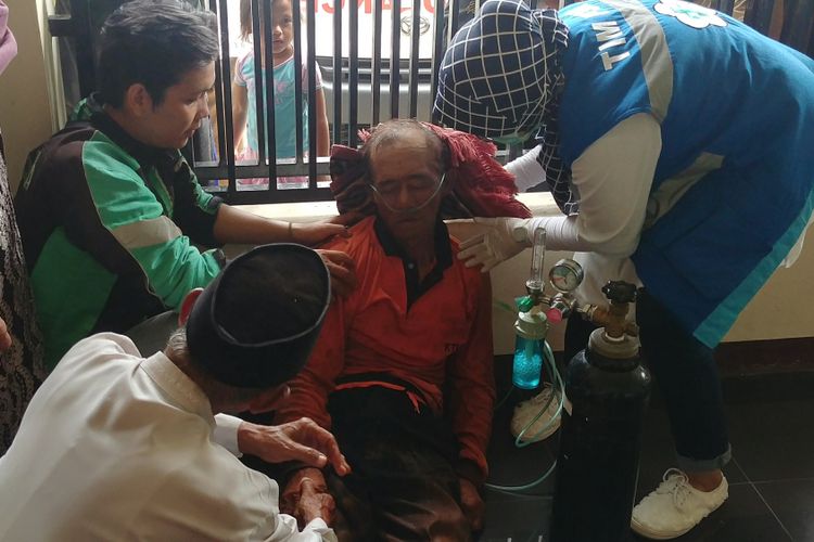 Dolim, petugas di di Taman Pemakaman Umum (TPU) Legoso, Pisangan, Ciputat Timur, Tangerang Selatan, pingsan saat memakamkan keponakannya sendiri yang tewas dalam kecelakaan maut di tanjakan Emen.