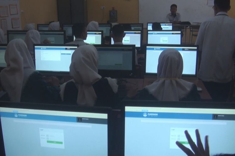 Siswa SMA Negeri 1 Unggulan Indralaya Utara, Ogan Ili,r Sumatera Selatan, menjalani ujian nasional berbasis komputer (UNBK). Pada hari pertama (9/4/2018), siswa sempat kesulitan memhuka soal karena terkendala kode token yang tidak sesuai.