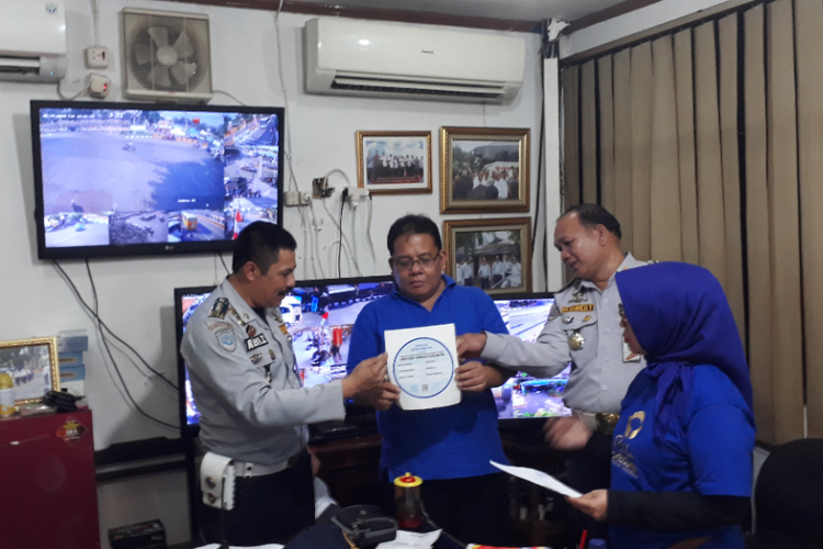 Komisioner Ombudsman RI Adrianus Meliala dan Ninik Rahayu saat melakukan sidak di Terminal Kalideres, Jakarta Barat, Selasa (19/6/2018).