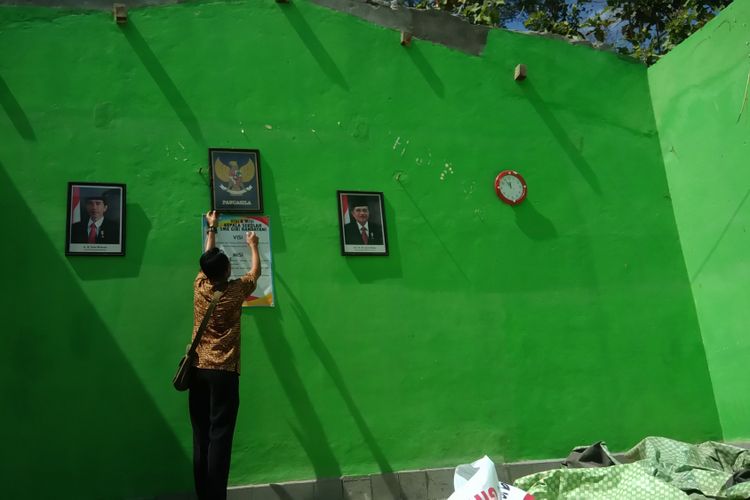 Salah Seorang Guru SMK Giri Handayani, Gunung Kidul membersihkan ruang yang dibongkar mantan pengurus yayasan, Jumat (29/6/2018).