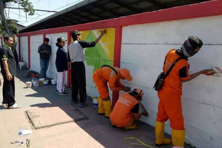 Pengecatan tematik Asian Games di Stasiun Jatinegara, Jakarta Timur, Jumat (6/7/2018)