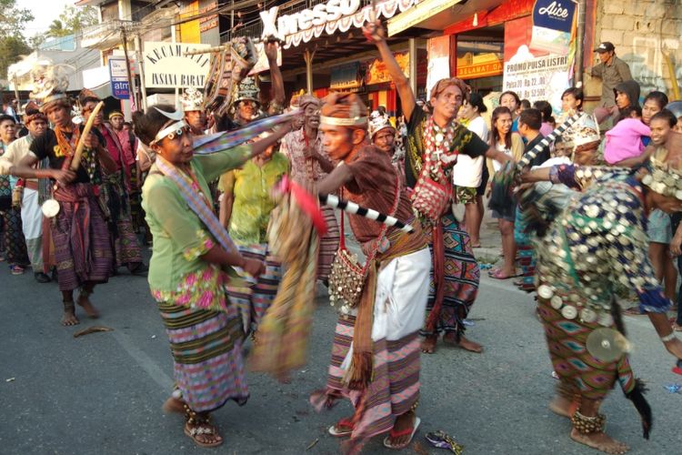 Peserta karnaval dari Kecamatan Insana, Kabupaten Timor Tengah Utara (TTU), Nusa Tenggara Timur (NTT), Sabtu (22/9/2018) sore.