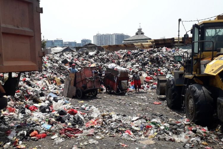 Sampah menumpuk di TPS Muara Baru, Penjaringan, Senin (22/10/2018).