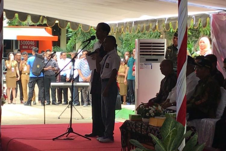Presiden Jokowi saat membagikan KIP di Kota Kupang dan sekitarnya, Senin (8/1/2018).
