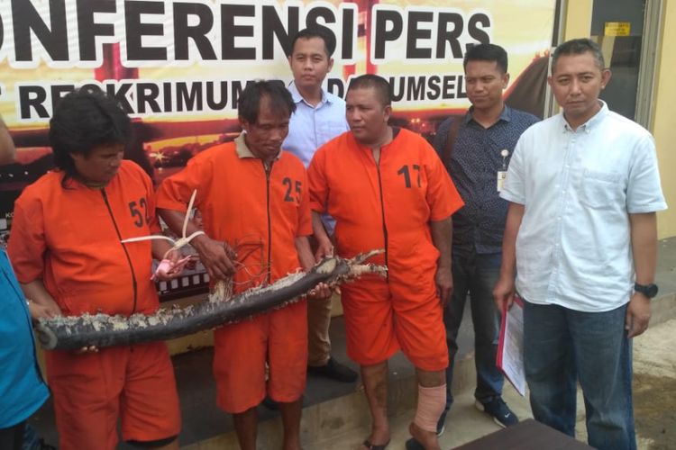 Tiga tersangka pencurian kabel LRT Palembang, saat berada di Polda Sumatera Selatan, Kamis (12/7/2018)