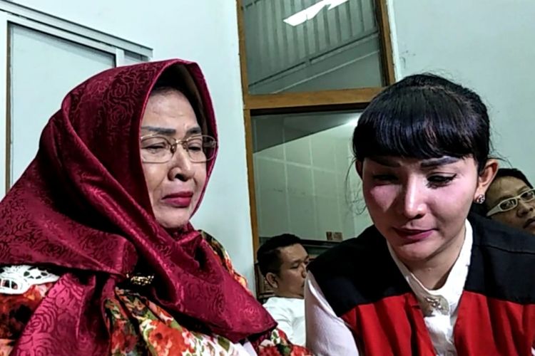 Artis peran Roro Fitria meminta maaf pada sang ibu di Pengadilan Negeri Jakarta Selatan, Rabu (10/10/2018).