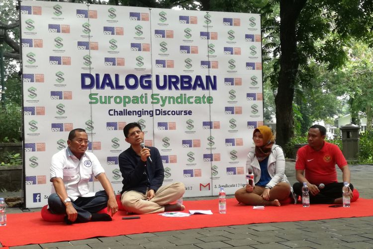 Sekretaris Jenderal Gabungan Pelaksana Konstruksi Nasional Indonesia (Gapensi) Andi Rukman (kiri) dan Wakil Ketua KPK Laode M Syarif (dua dari kiri) dalam diskusi bertajuk Potensi Korupsi di Sektor Konstruksi di Taman Suropati, Jakarta, Minggu (9/12/2018). 