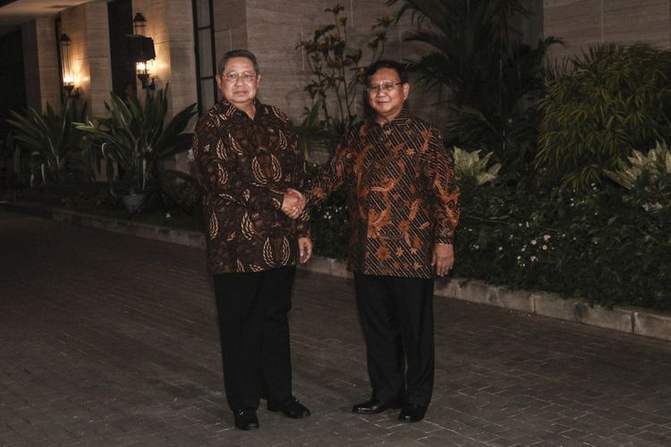 Ketua Umum Partai Demokrat Susilo Bambang Yudhoyono (kiri) menerima kedatangan Ketua Umum Partai Gerindra Prabowo Subianto (kanan) sebelum melakukan pertemuan tertutup di kawasan Mega Kuningan, Jakarta, Selasa (24/7). Pertemuan ini merupakan tindak lanjut dari komunikasi politik yang dibangun Partai Demokrat dan Gerindra jelang Pilpres 2019. ANTARA FOTO/Dhemas Reviyanto/foc/18.