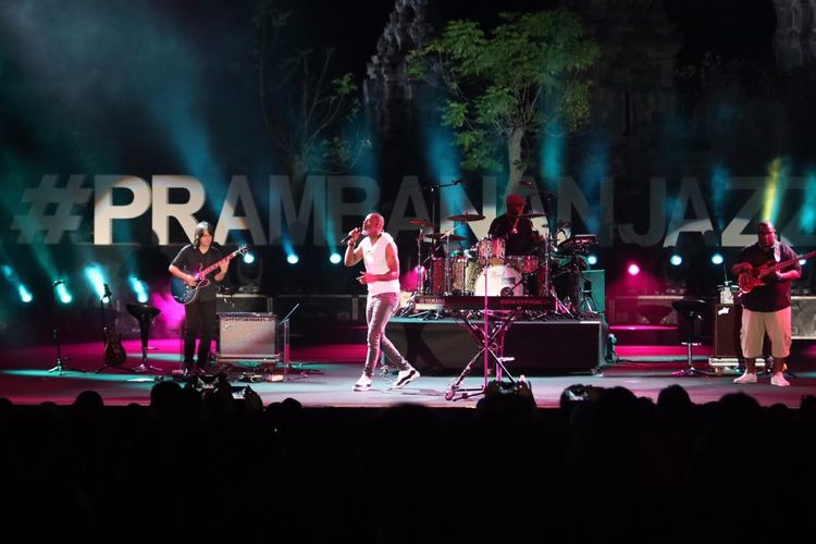 Brian Mcknight beraksi di malam terakhir Prambanan Jazz Festival 2019, di Kompleks Candi Prambanan, Yogyakarta, Minggu (7/7/2019).