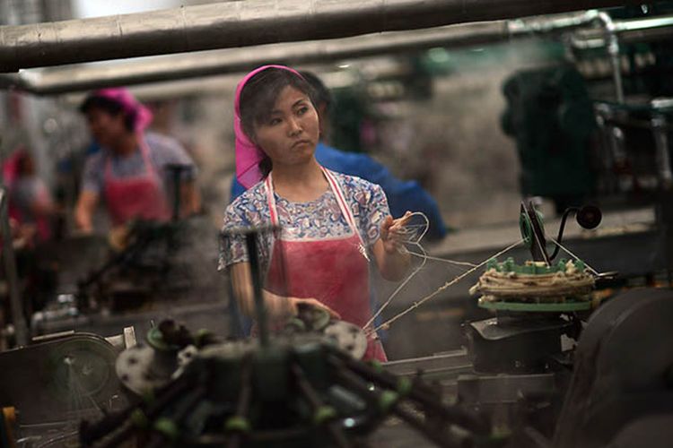 Pekerja Korea Utara tengah menjalankan aktivitasnya di sebuah pabrik tekstil di Pyongyang.