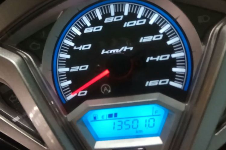 Berselang beberapa detik setelah kontak diposisikan on, maka indikator akan mati dan speedometer kembali pada posisi nol. Inilah waktu yang tepat menyalakan motor injeksi 