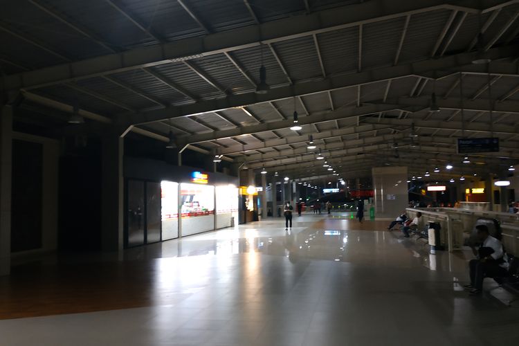 Kondisi area tunggu di lantai atas Stasiun Kebayoran, Jakarta Selatan, tampak redup, Selasa (223/4/2019).