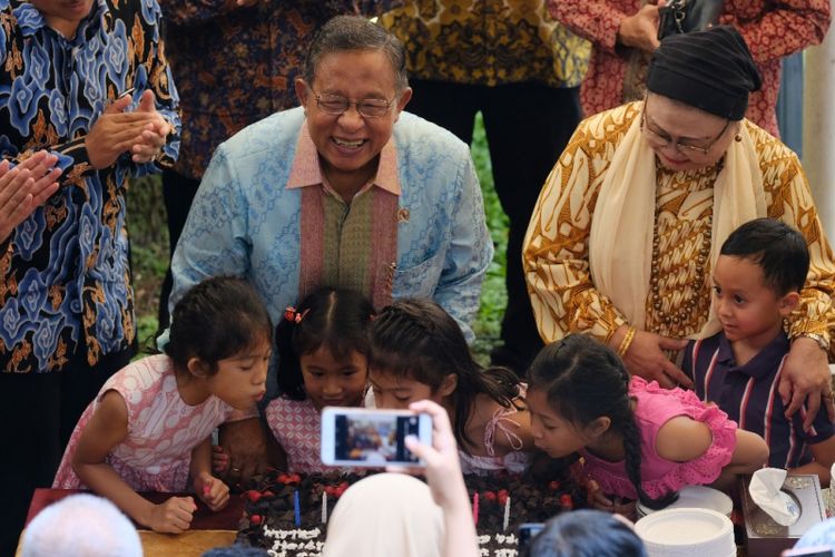 Menteri Koordinator Perekonomian Darmin Nasution dalam acara syukuran ulang tahunya di Kantor Kemenko Perekonomian, Jakarta, Jumat (21/12/2018)