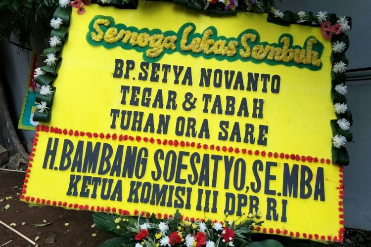 Karangan bunga untuk Ketua DPR RI Setya Novanto dari Ketua Komisi III DPR RI Bambang Soesatyo di Rumah Sakit Cipto Mangunkusumo (RSCM) Kencana, Jakarta Pusat, Sabtu (18/11/2017).