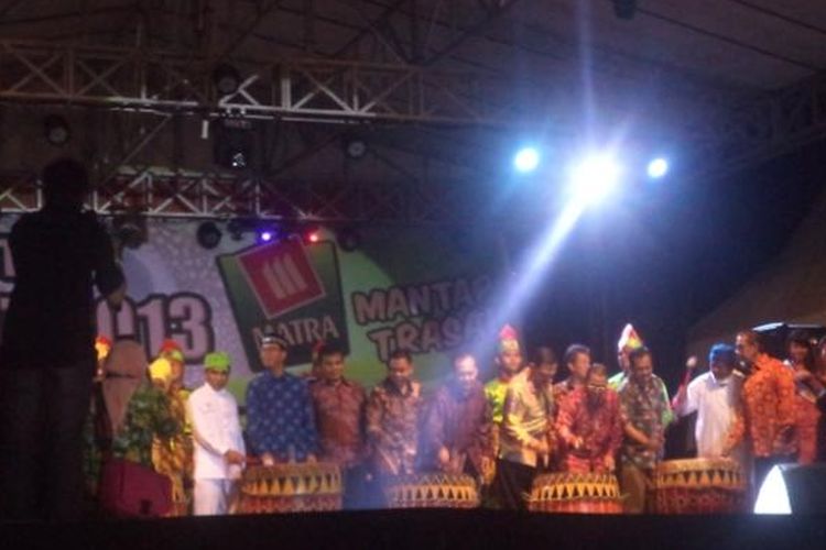 Festival Tabot 2013 dibuka secara resmi oleh Gubernur Bengkulu Junaidi Hamsyah.