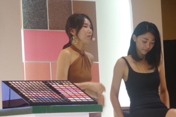 Make Up Artist asal Korea Selatan Eunji Kim (kiri) saat mendemonstrasikan pengaplikasian make up luncuran baru Innisfree, My Palette di DoubleTree Hotel, Jakarta Pusat, Jumat (26/1/2018).