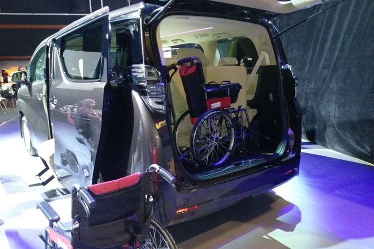 Toyota Vellfire dengan kursi untuk kemudahan penumpang disabilitas mengakses masuk dan keluar. Perwujudan semangan Start Your Impossible Toyota menyambut Olimpiade Tokyo 2020