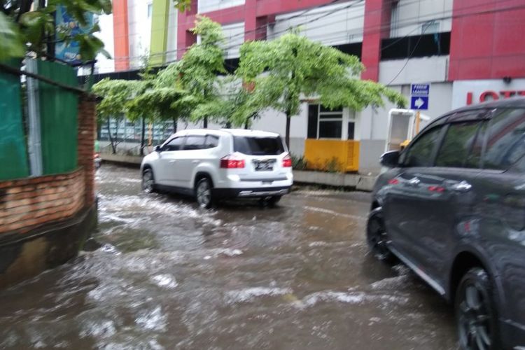 Jalan Kemang Raya tergenang seusai hujan deras mengguyur wilayah Jakarta Selatan, Kamis (15/2/2018).