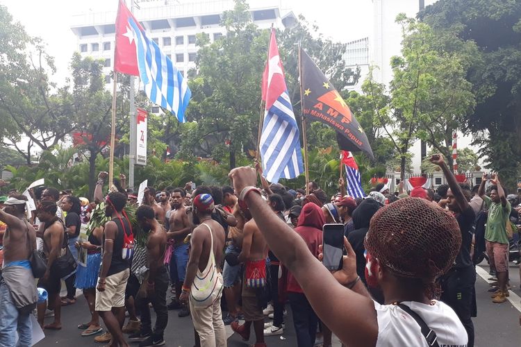 Unjuk Rasa Mahasiswa Papua di Depan Mabes TNI AD, Jakarta Pusat diwarnai Pengibaran Bendera Bintang Kejora, Rabu (28/8/2019).