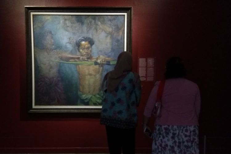 Pengunjung mengamati lukisan Memanah karya Henk Ngantung di Pameran Seni Koleksi Istana Kepresidenan RI