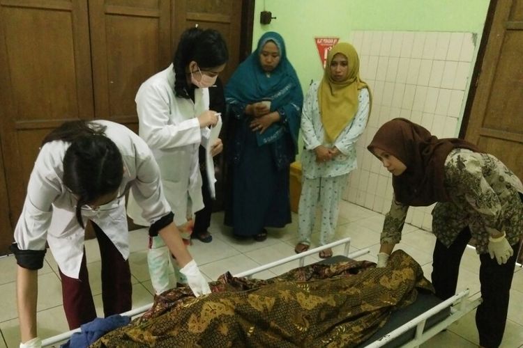 Jenazah Rosita saat di Rumah Sakit Saiful Anwar Kota Malang, Jumat (28/7/2017)
