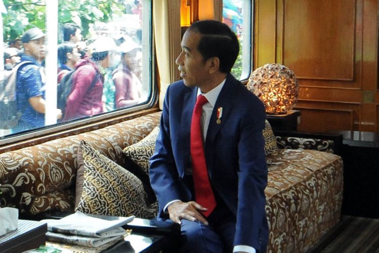 Presiden Joko Widodo saat menaiki kereta kepresidenan dalam rangka kunjungan kerja ke Sukabumi, Kamis (31/8/2017).